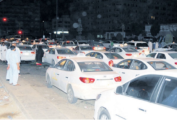 عدد كبير من سيارات الأجرة (تصوير: فيصل حقوي) 