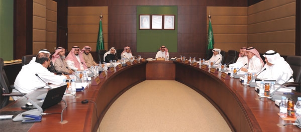 المجلس البلدي في اجتماعه أمس (تصوير : غازي الرويشد)