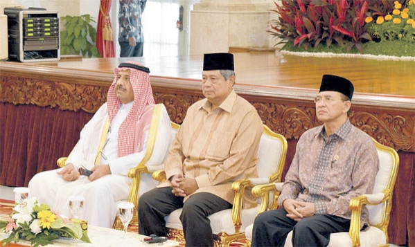  رئيس الجمهورية الإندونيسية والأمير خالد بن سلطان خلال الاحتفال