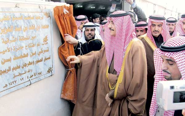 الأمير محمد بن فهد يفتتح جائزة الصقور ومهرجان الربيع في زيارة سابقة (اليوم)