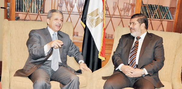  السفير قطان خلال استقباله مرسي السبت ( تصوير : عادل غنيم ) 