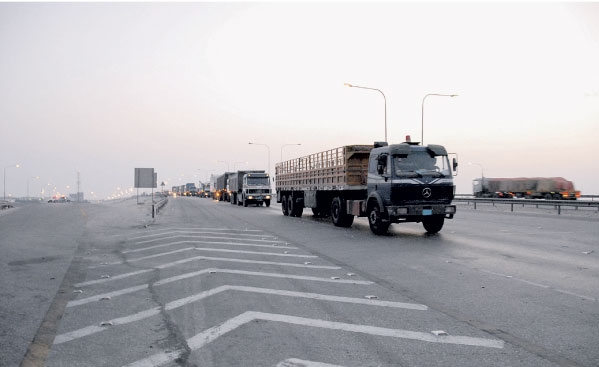 طوابير طويلة من الشاحنات بمداخل الرياض بعد صدور التنظيم 