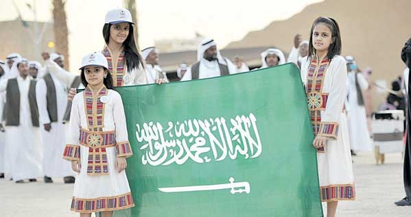 أطفال يحملون علم المملكة عقب زيارتهم لبيت الخير (تصوير : حسين رضوان)
