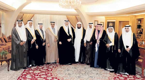 الأمير محمد بن فهد في صورة جماعية مع أعضاء « بلدي» الأحساء « تصوير : أمجد أفضل»