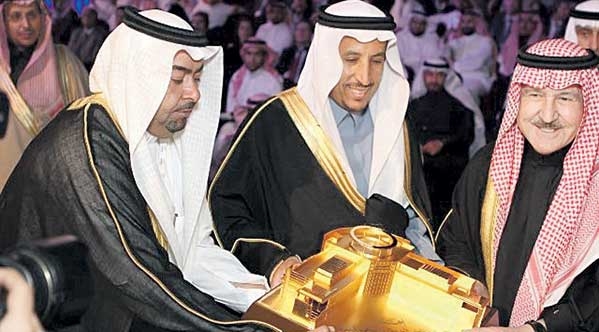 الأمير سعود والأمير سطام يكرمان أعضاء سابقين في إدارة سابك (اليوم)