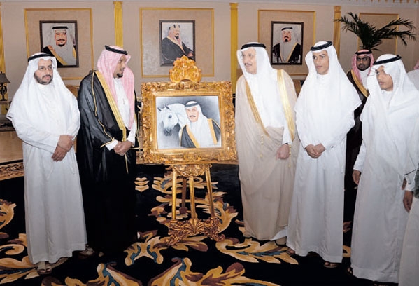الأمير محمد بن ناصر يتوسط مديري الإدارات الحكومية بجازان (اليوم)