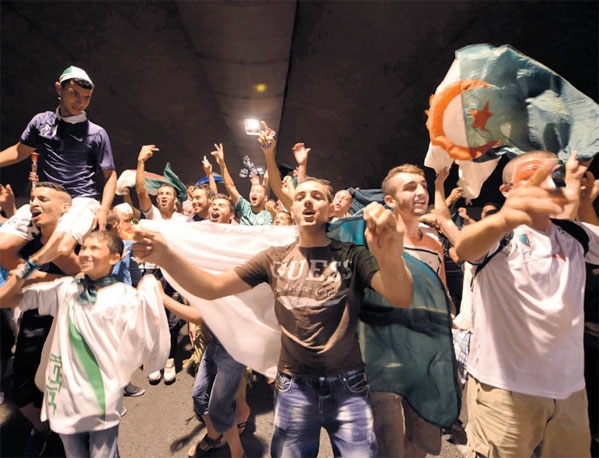 احتفالات الجماهير الجزائرية في الشوارع