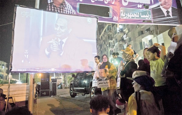 مصريون يشاهدون أول مقابلة تلفزيونية للسيسي في الشارع وسط القاهرة