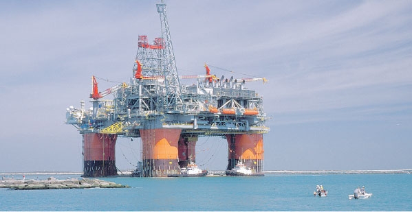 احدى منصات النفط في البحر