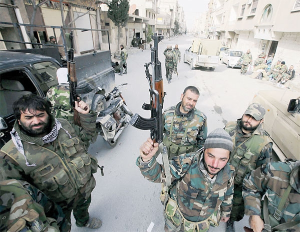 جنود للأسد يتجولون في شوارع يبرود عقب سيطرة قواته وحزب الله على المدينة الحدودية