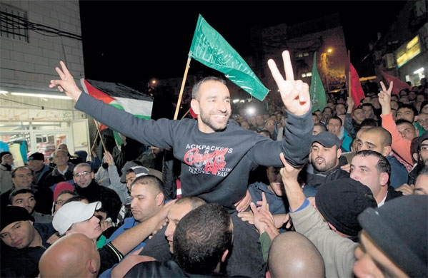 الأسير الفلسطيني صاحب أطول إضراب عن الطعام عقب إطلاقه من السجون الإسرائيلية ( ا ف ب )