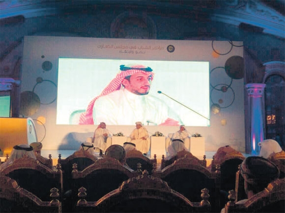 الإعلامي عبدالعزيز طربوزي يتحدث خلال جلسات المؤتمر (اليوم)