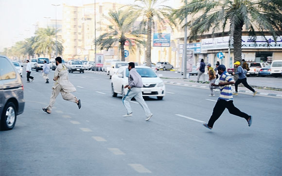 مخالفون في حالة هروب بشارع الخزان « تصوير: أمجد أفضل »