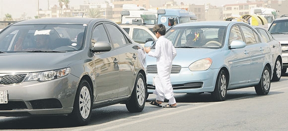 طالب في مواجهة السيارات عقب خروجه من المدرسة (تصوير: عبد العزيز الهران)