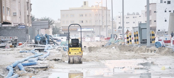 المعدات ومواسير الصرف تملأ الشوارع (تصوير مختار العتيبي)