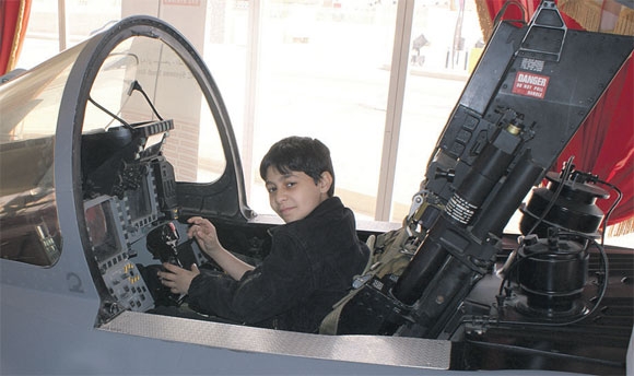 أحد الطلاب داخل مجسم طائرة التايفون
