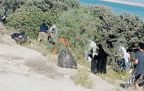 متطوعون يشاركون في تنظيف شواطئ الشرقية (اليوم)
