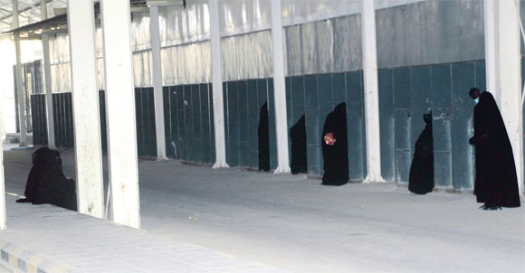 نساء خلال زيارتهن سجن الدمام (اليوم)