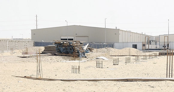 مصانع متوقفة عن العمل بسبب عدم توفر الخدمات (تصوير: مرتضى بوخمسين)