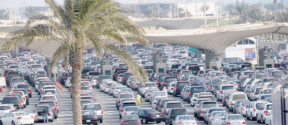 تكدس السيارات وانتظار بالساعات أمام الكبائن بجسر الملك فهد (اليوم)