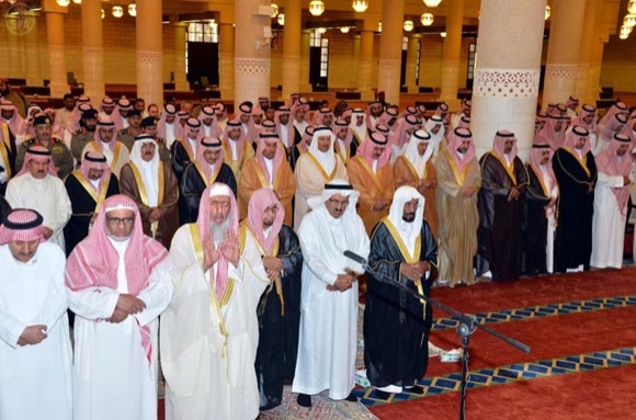 أمير الرياض يؤدي صلاة الميت على الفقيد الأمير سعد بن ثنيان بن محمد