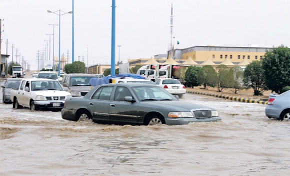 السيارات تسبح في مياه الأمطار ( تصوير : نايف العنزي )