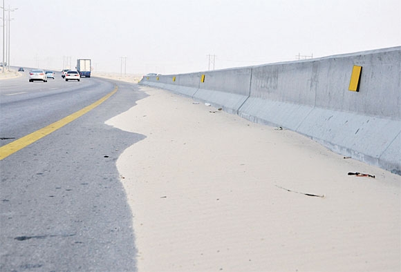 الرمال تأخذ أجزاء من الطريق (تصوير: محمد العويس)