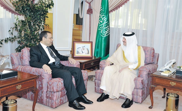 الأمير سعود بن نايف مستقبلاً السفير المصري