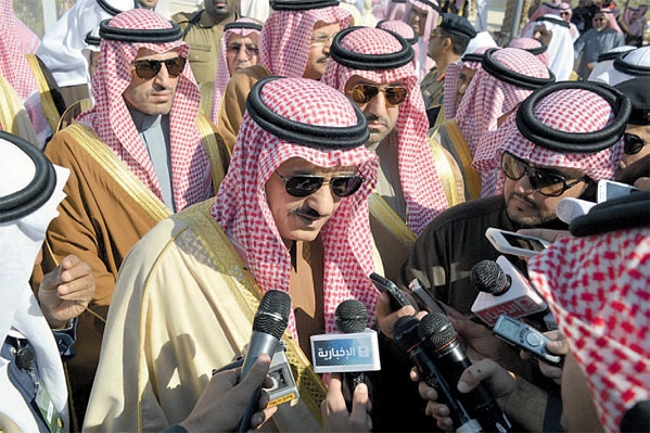 أمير الرياض أثناء تصريحه لوسائل الإعلام