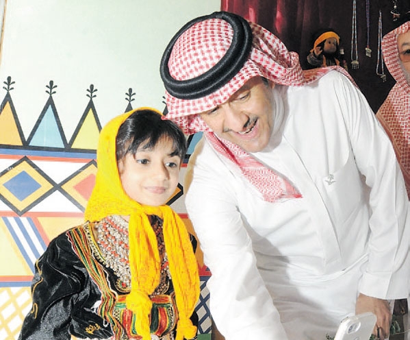 الأمير سلطان بن سلمان يلتقط صورة «سيلفي» مع طفلة خلال الزيارة