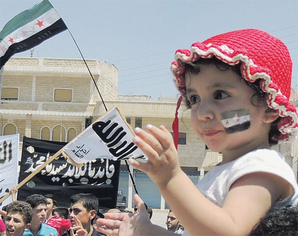 طفلة تشارك في تظاهرة ببنش قرب ادلب ضد نظام الأسد الدموي «رويترز»