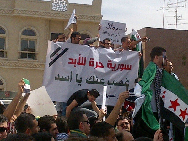 الامارات تطرد مقيمين سوريين بعد مشاركتهم في تظاهرات ضد الاسد