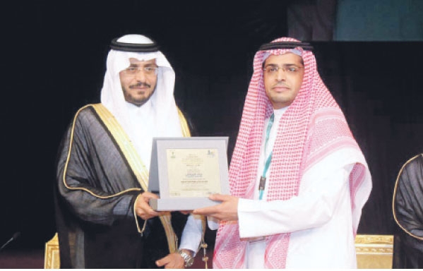 وزير الإسكان يكرم بنك الرياض في معرض الرياض العقاري
