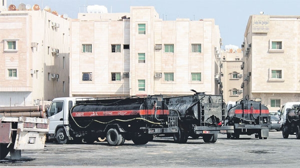 شاحنات البنزين تبيت أمام المنازل تصوير: علي الريعان