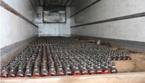 احباط تهريب 4600 زجاجة خمر و نصف مليون حبة كبتاجون
