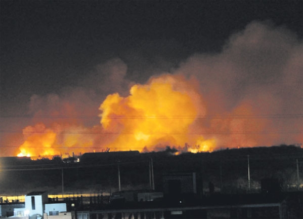 النيران تندلع من مجمع الصناعات العسكرية بالخرطوم عقب القصف (إي بي ايه)