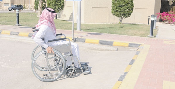  انعدام المنزلقات او شدة انحدارها في مواقف ذوي الاحتياجات الخاصة يصعب عليهم التنقل