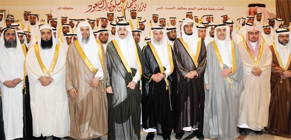 صورة جماعية للعرسان مع سمو الأمير بدر تصوير ابراهيم السقوفي 