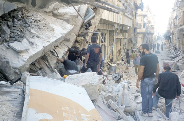 سوريون يبحثون عن اقاربهم بين الانقاض اثر قصف اسدي