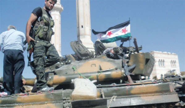 أفراد من الجيش الحُر عقب استيلائهم على دبابة للجيش الأسدي