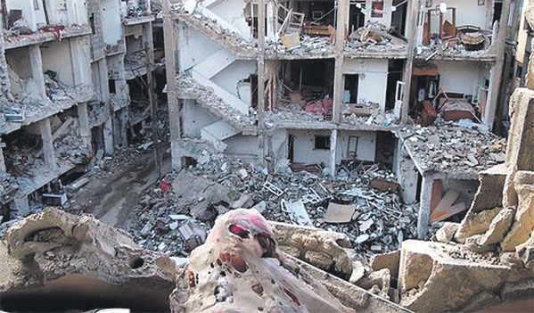 دمار القصف في مخيم اليرموك للاجئين الفلسطينيين بدمشق