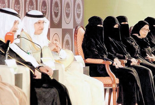 الأمير فهد بن عبدالله والدكتور العثيمين في حفل توزيع الجائزة 