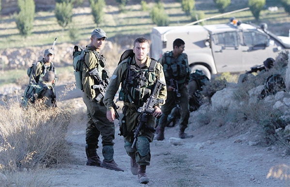 جنود الاحتلال قرب موقع إخفاء المستوطنين الثلاثة عقب قتلهم 
