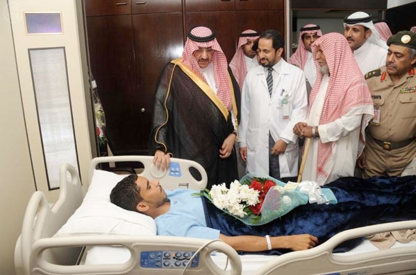 الأمير محمد بن نايف بن عبدالعزيز يطمئن على صحة الجندي المصاب (تصوير: واس)