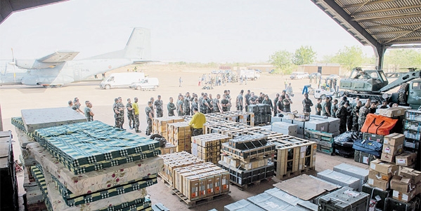 الجيش الفرنسي يفرغ طائرة نقل عسكرية في مطار باماكو العسكري (أ ف ب)