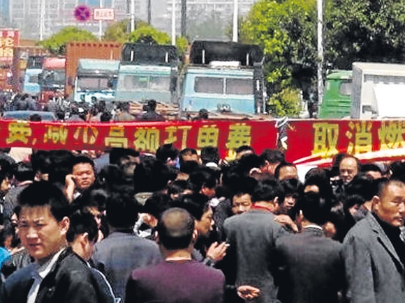 سائقو الشاحنات في شنغهاي يطالبون برفع أسعار الشحن لتعويض ارتفاع النفط (اف ب)