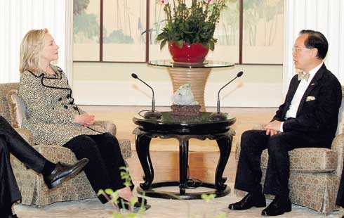 كلينتون لدى اجتماعها مع حاكم هونغ كونغ دونالد تسانج . « رويترز» .
