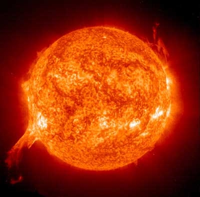 الاقمار الاصطناعية التقطت صورة هذا الانفجار في الشمس وقال علماء الفلك انه حدث يوم الثاني من يوليو وان طوله ضعف قطر كوكب الارض ثلاثين مرة