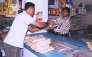 عمالة وافدة في احد المحلات للمواد الغذائية