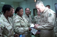 الجنرال ريتشارد مايرز بعد مؤتمره الصحافي يلتقي بمجندات امريكيات في قاعدة السيلية